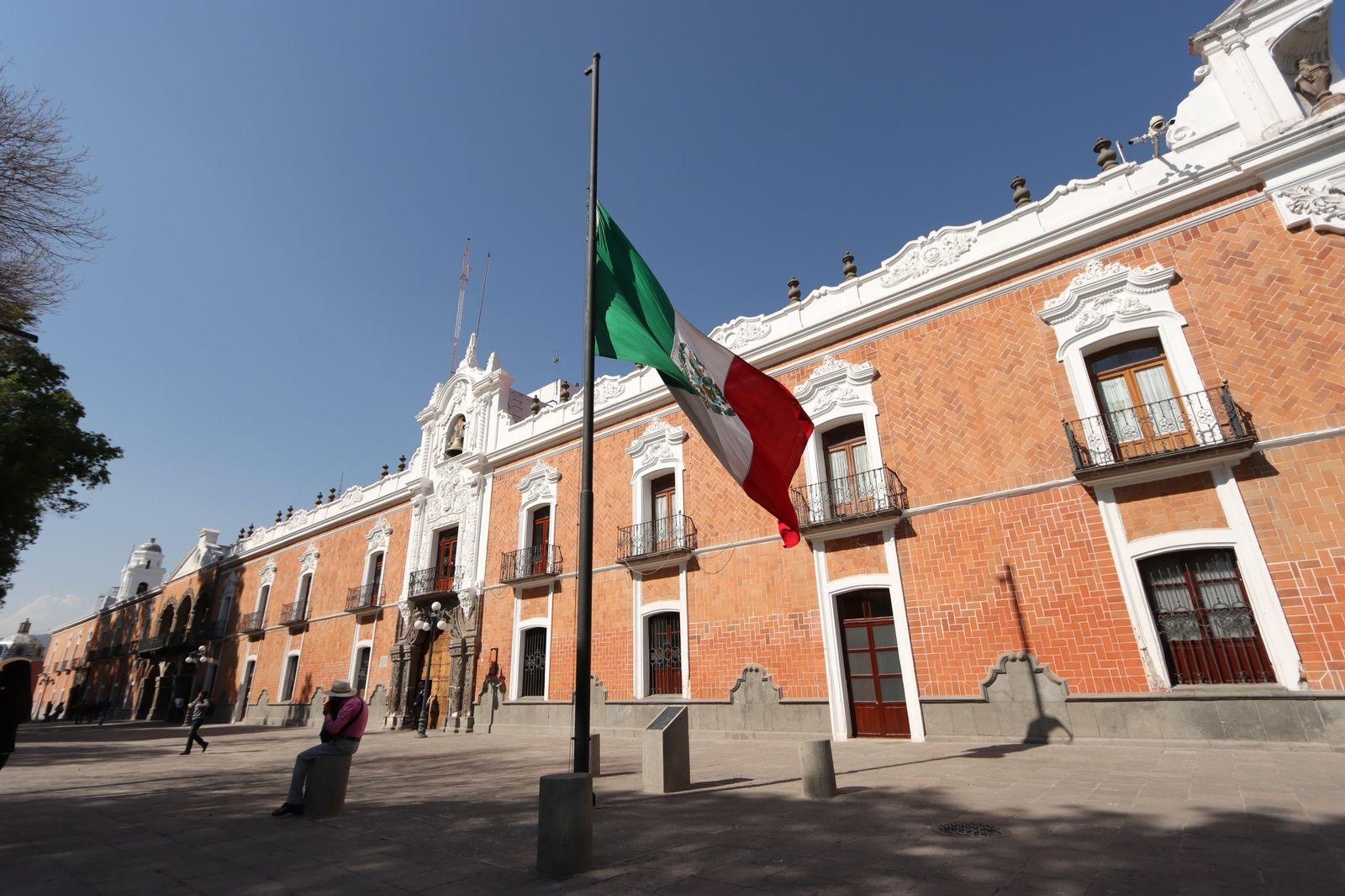 Ondea bandera a media asta en conmemoración del general Vicente Guerrero
