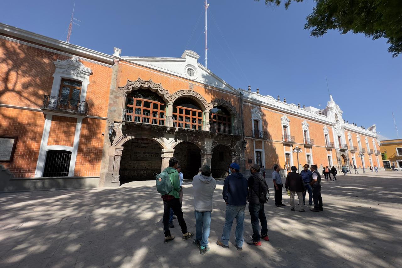 A la fuerza ingresa un grupo de mujeres a Palacio de Gobierno  