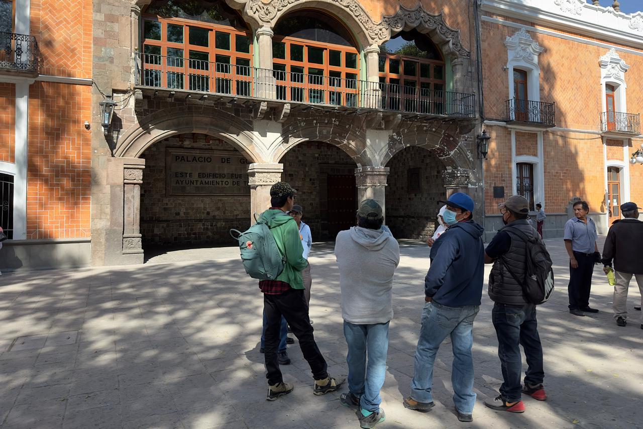 A la fuerza ingresa un grupo de mujeres a Palacio de Gobierno  