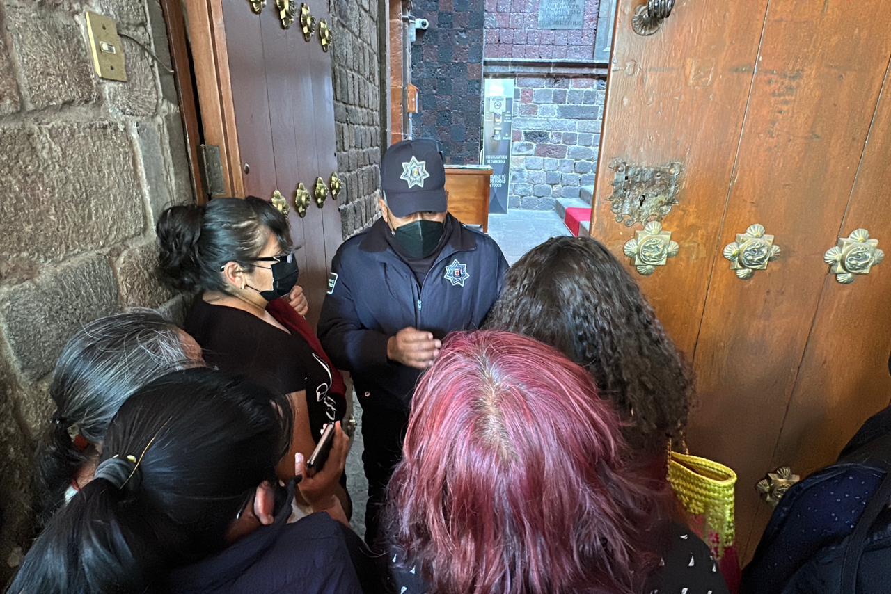 A la fuerza ingresa un grupo de mujeres a Palacio de Gobierno  