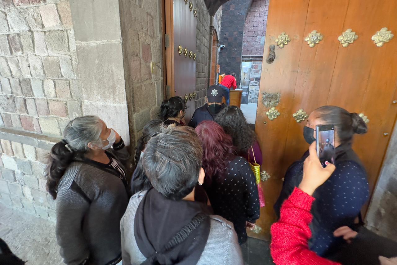 A la fuerza ingresa un grupo de mujeres a Palacio de Gobierno  