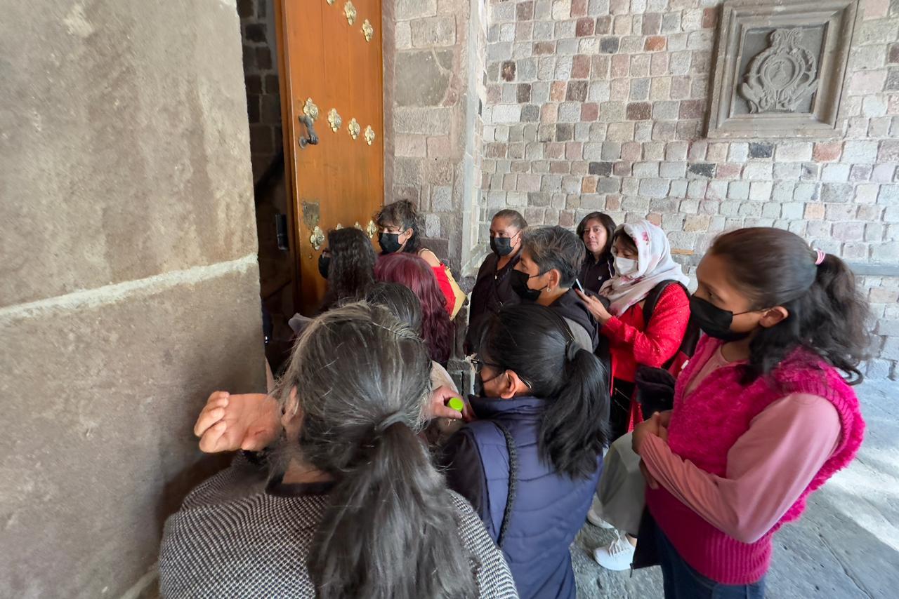 A la fuerza ingresa un grupo de mujeres a Palacio de Gobierno  