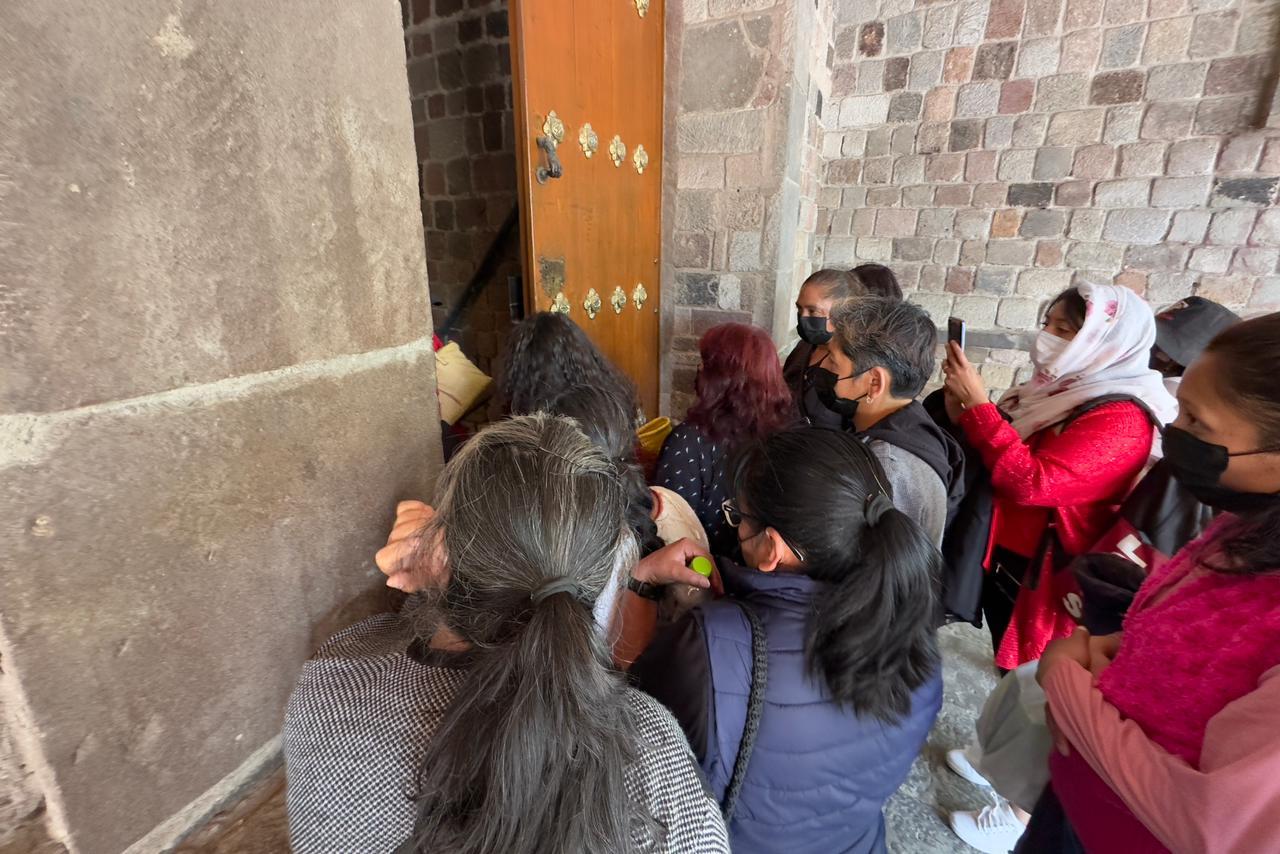 A la fuerza ingresa un grupo de mujeres a Palacio de Gobierno  