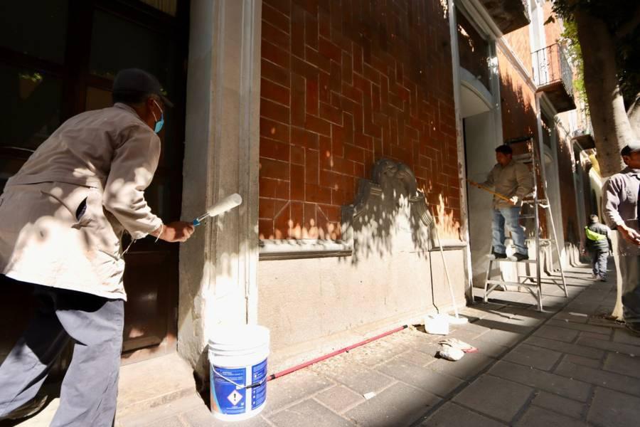 Realizan labores de mantenimiento en el exterior del Palacio de Gobierno 