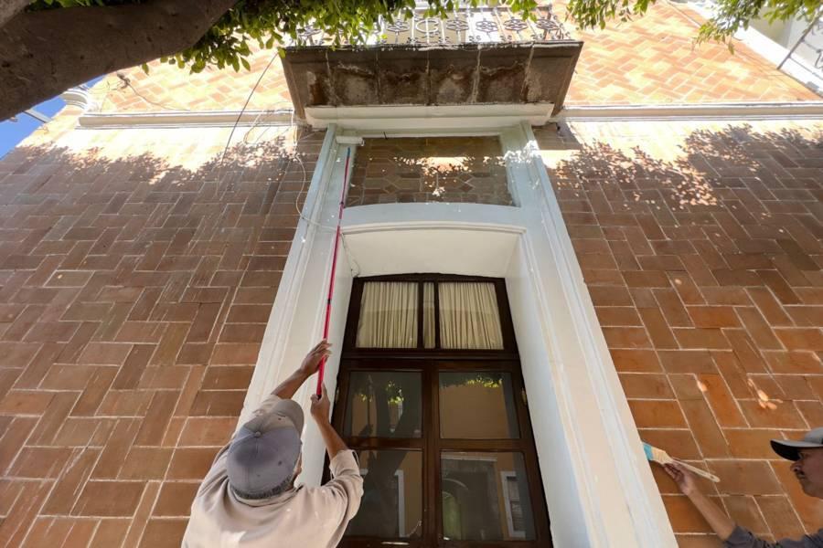 Realizan labores de mantenimiento en el exterior del Palacio de Gobierno 
