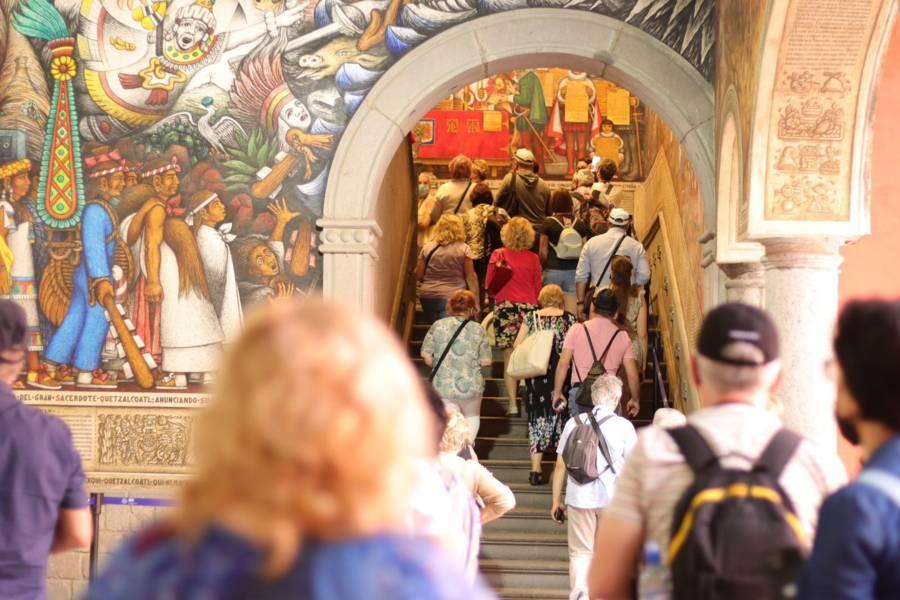 Turistas polacos visitan los murales del Palacio de Gobierno 