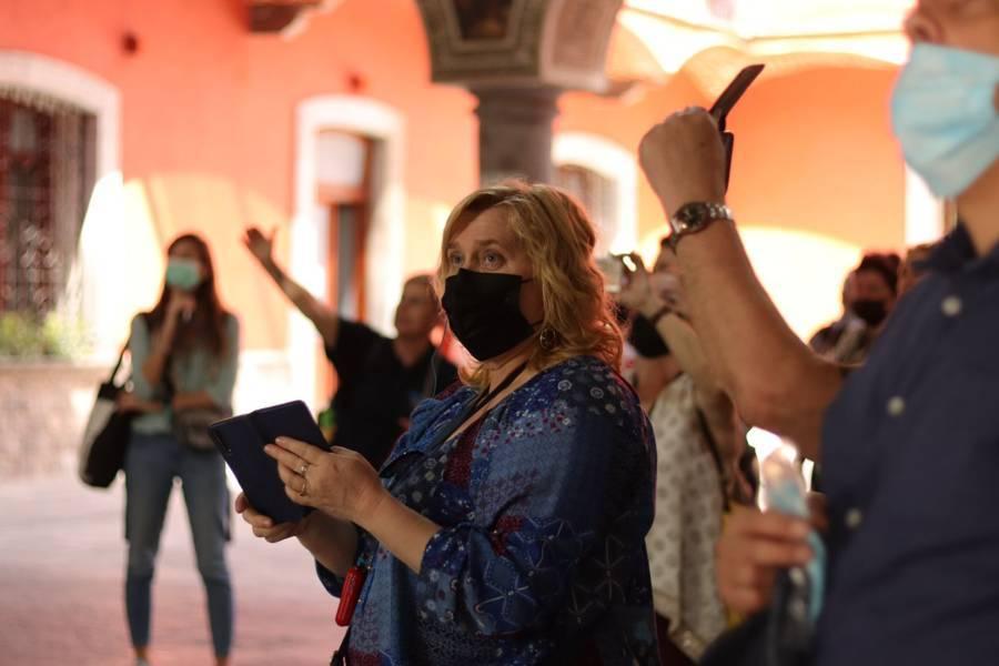 Turistas polacos visitan los murales del Palacio de Gobierno 