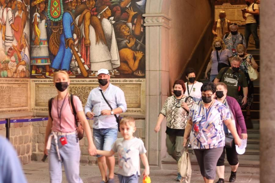Turistas polacos visitan los murales del Palacio de Gobierno 