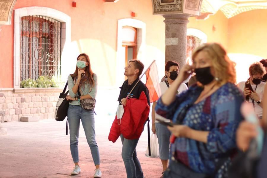 Turistas polacos visitan los murales del Palacio de Gobierno 