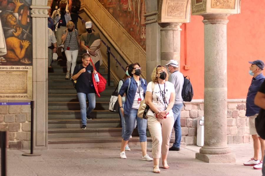 Turistas polacos visitan los murales del Palacio de Gobierno 