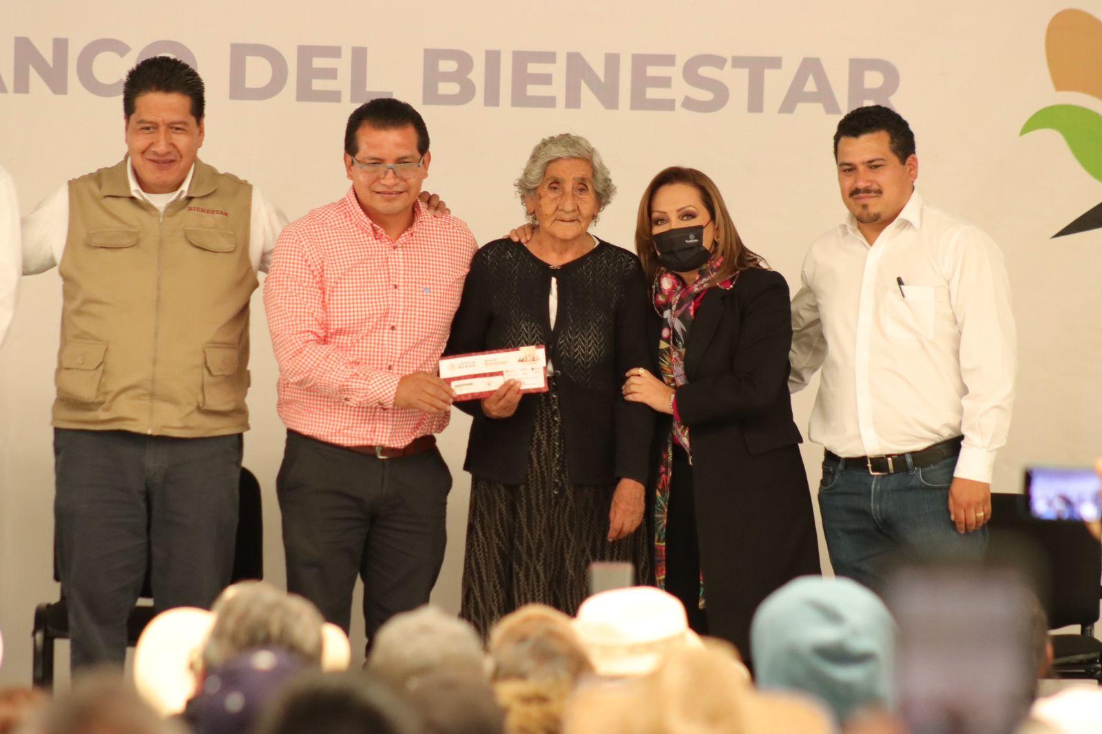 Entrega de tarjetas del banco del Bienestar en Hueyotlipan