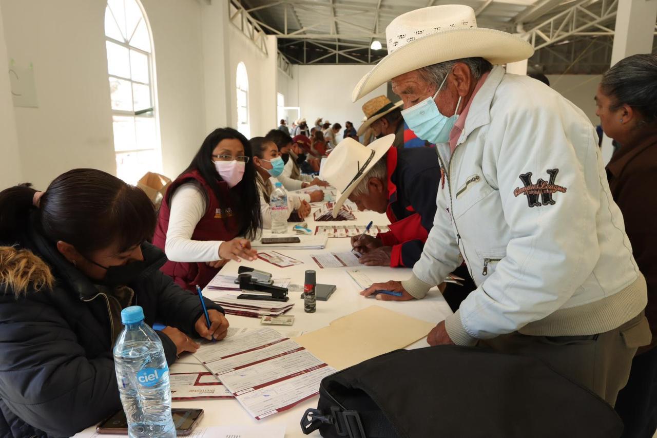 Entrega de tarjetas del banco del Bienestar en Hueyotlipan