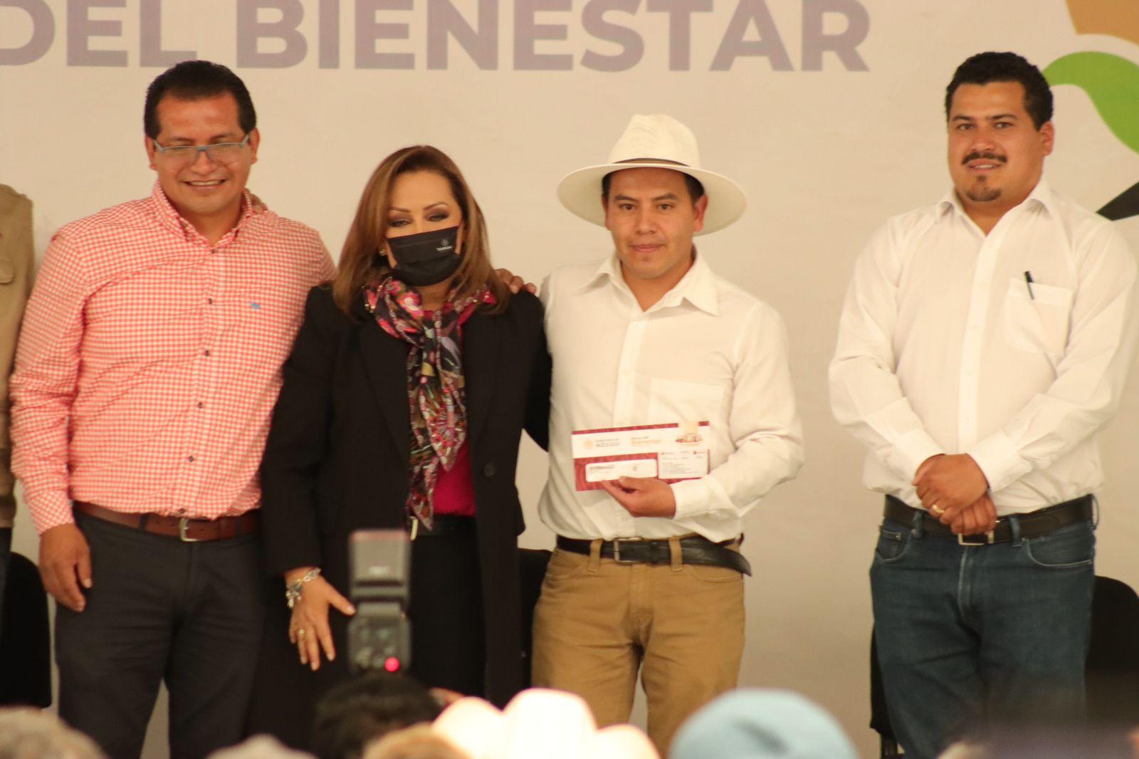 Entrega de tarjetas del banco del Bienestar en Hueyotlipan