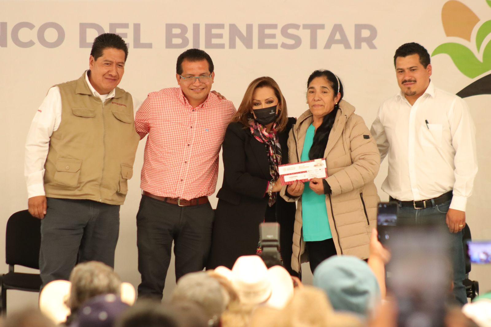Entrega de tarjetas del banco del Bienestar en Hueyotlipan