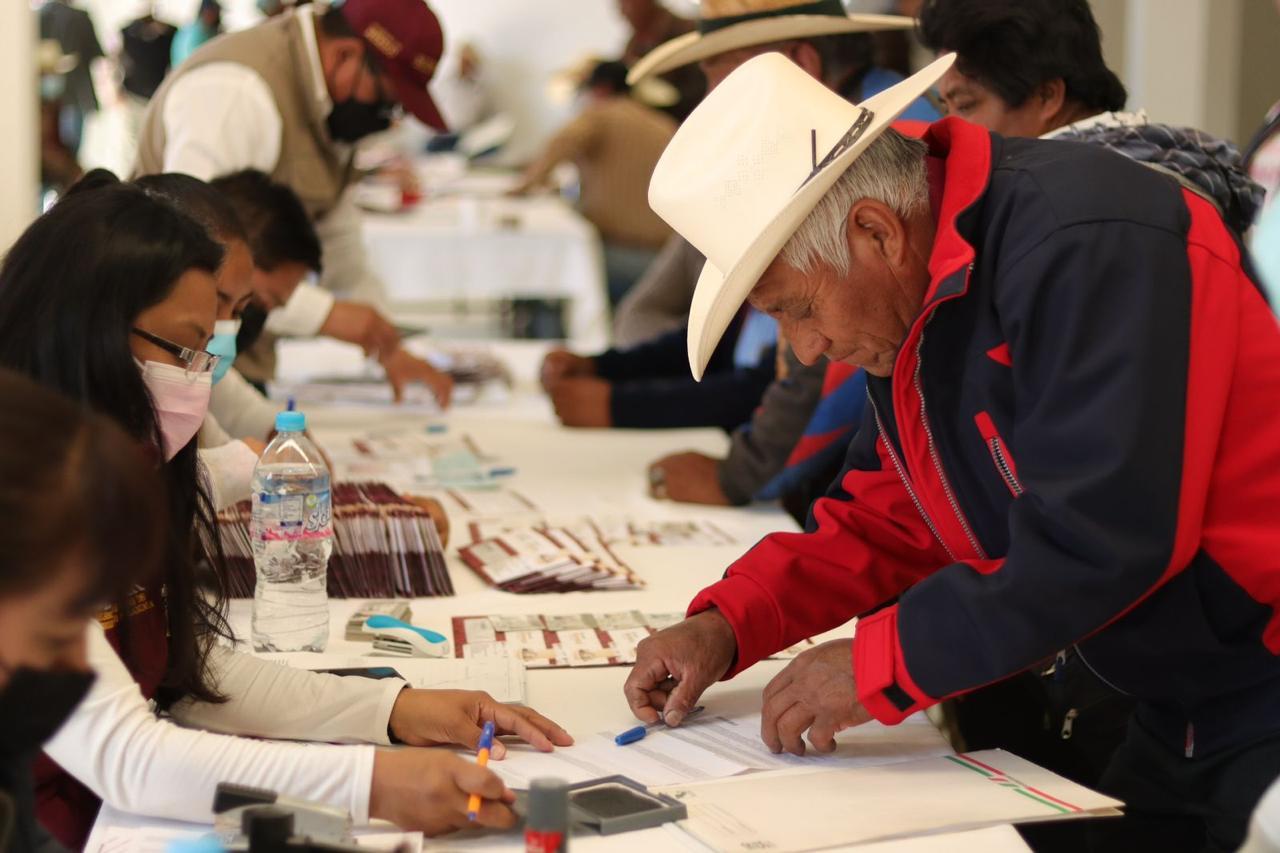 Entrega de tarjetas del banco del Bienestar en Hueyotlipan