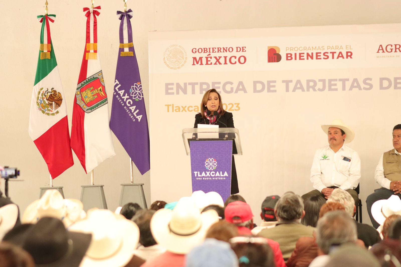 Entrega de tarjetas del banco del Bienestar en Hueyotlipan