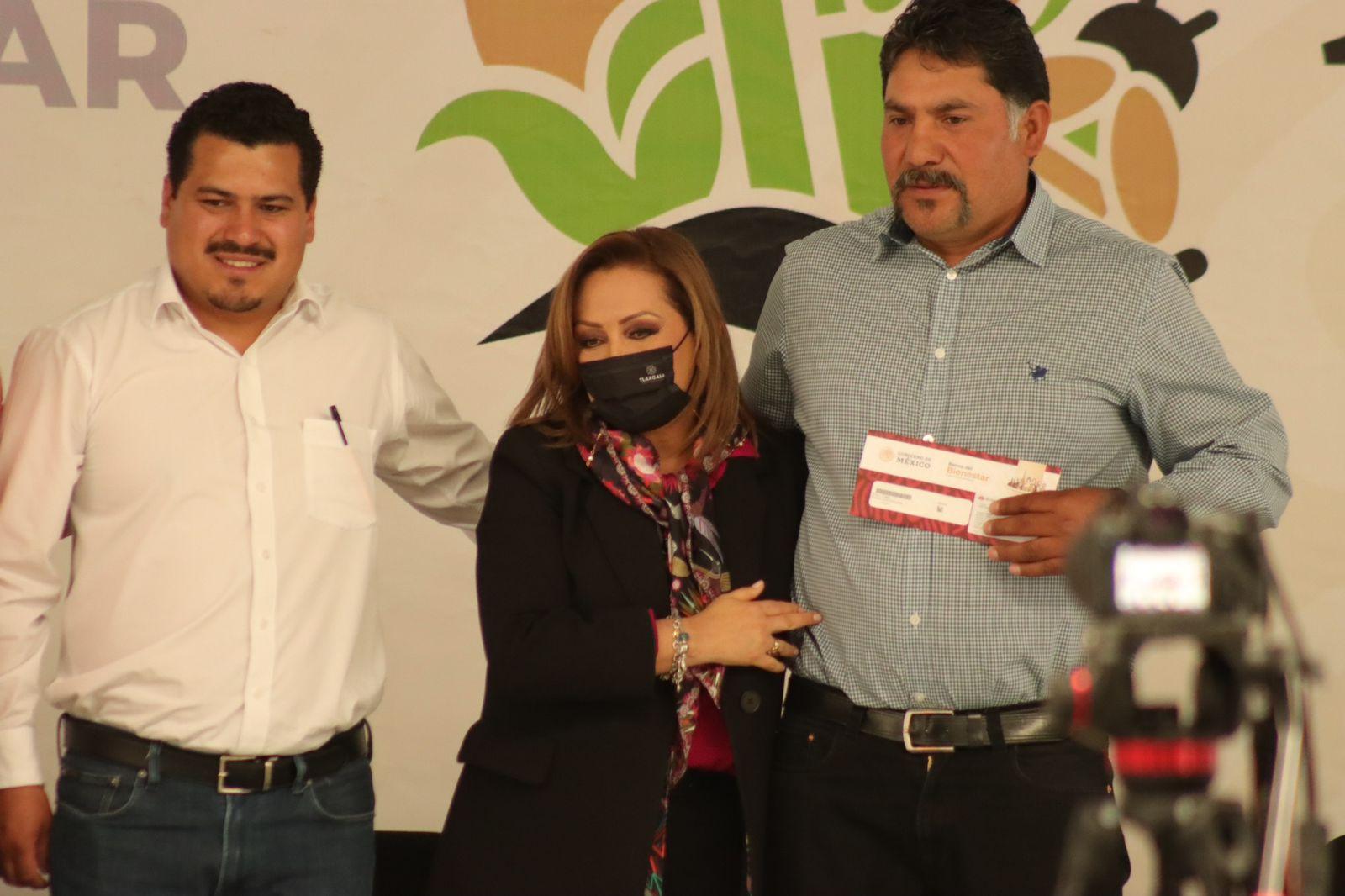 Entrega de tarjetas del banco del Bienestar en Hueyotlipan