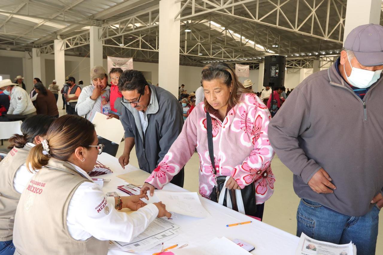 Entrega de tarjetas del banco del Bienestar en Hueyotlipan