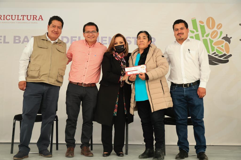 Encabezó Gobernadora entrega de tarjetas del banco de bienestar a campesinos de Hueyotlipan