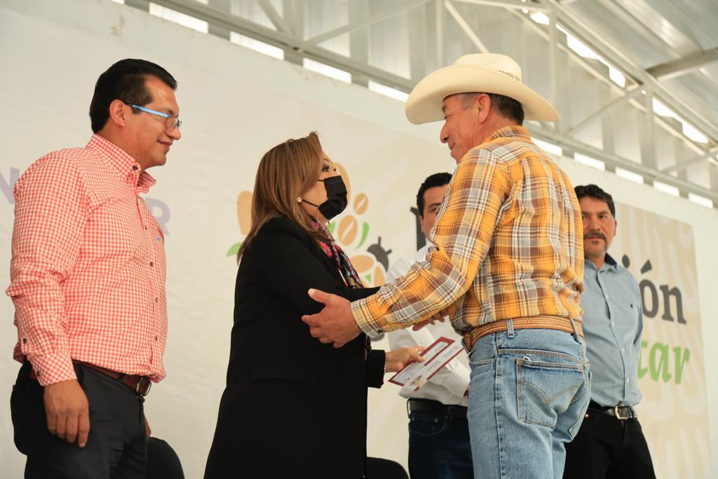 Encabezó Gobernadora entrega de tarjetas del banco de bienestar a campesinos de Hueyotlipan