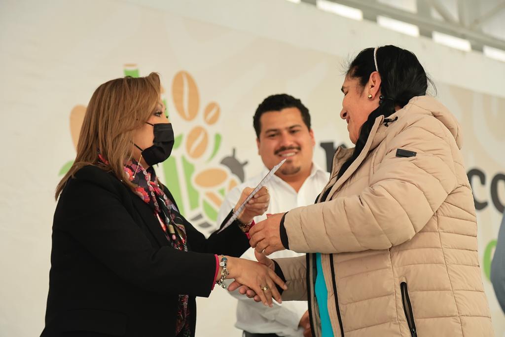 Encabezó Gobernadora entrega de tarjetas del banco de bienestar a campesinos de Hueyotlipan