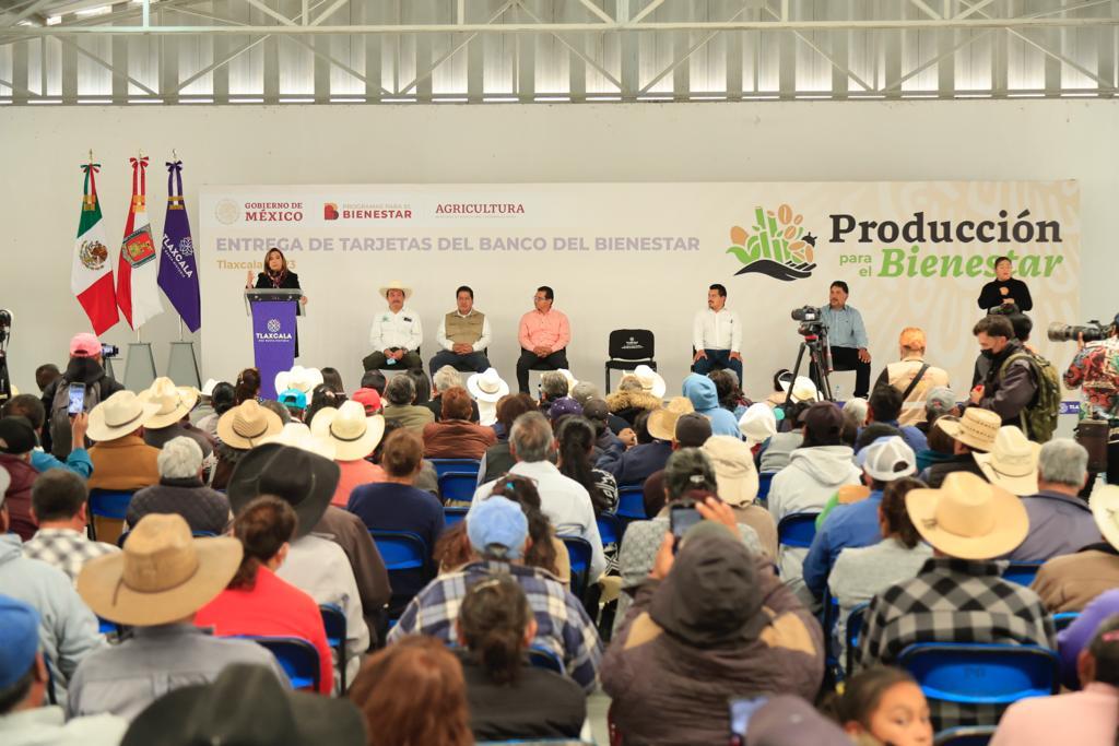 Encabezó Gobernadora entrega de tarjetas del banco de bienestar a campesinos de Hueyotlipan