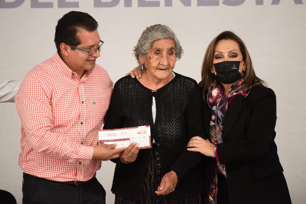 Encabezó Gobernadora entrega de tarjetas del banco de bienestar a campesinos de Hueyotlipan