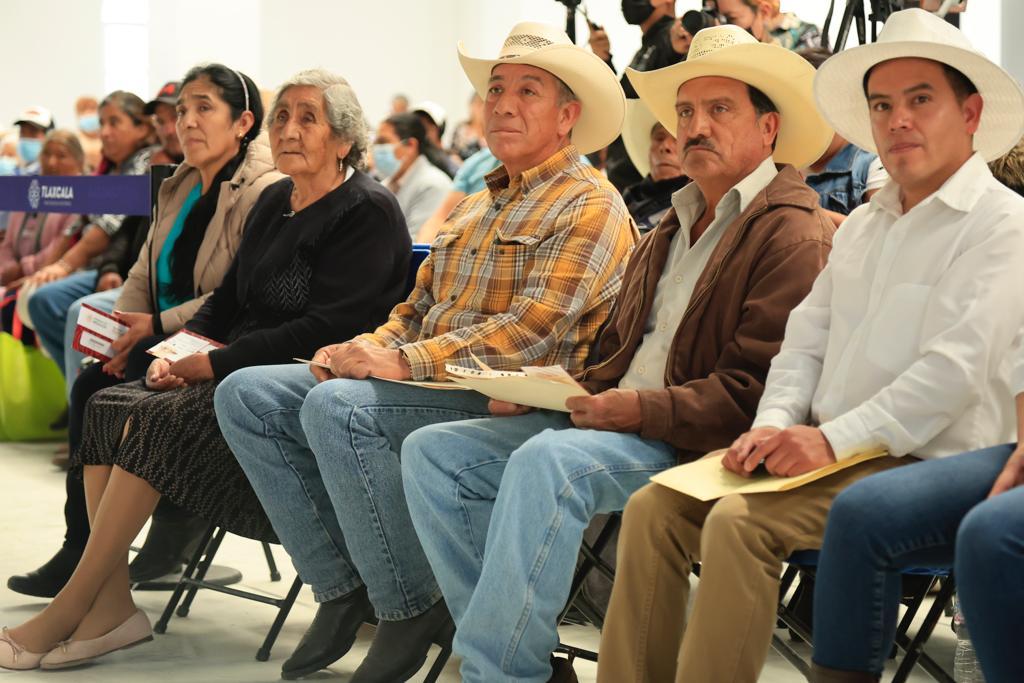 Encabezó Gobernadora entrega de tarjetas del banco de bienestar a campesinos de Hueyotlipan
