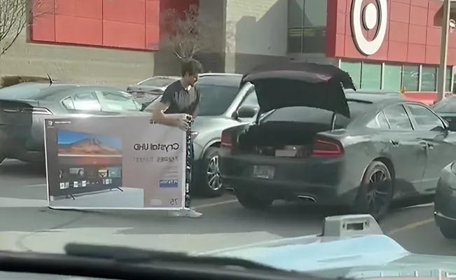 Internautas se burlan de un hombre por querer meter en la cajuela una pantalla de 75 pulgadas