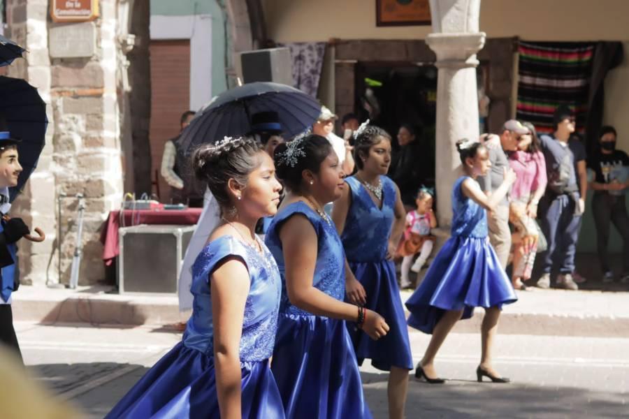 Disfrutan capitalinos carnaval en el centro histórico de la capital 