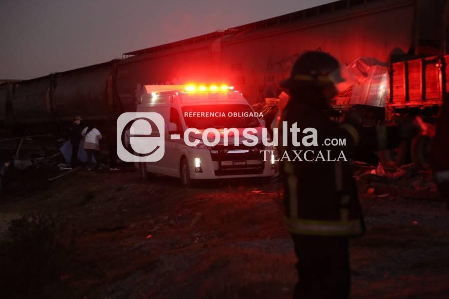 Trailero intenta ganarle el paso al tren y muere en Huamantla 