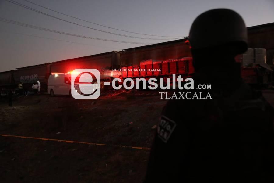 Trailero intenta ganarle el paso al tren y muere en Huamantla 