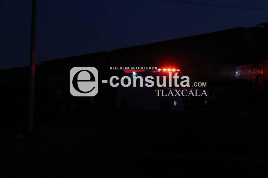 Trailero intenta ganarle el paso al tren y muere en Huamantla 