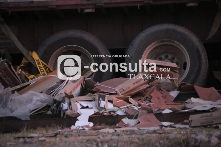 Trailero intenta ganarle el paso al tren y muere en Huamantla 