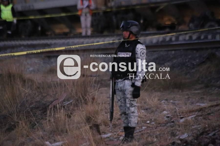Trailero intenta ganarle el paso al tren y muere en Huamantla 