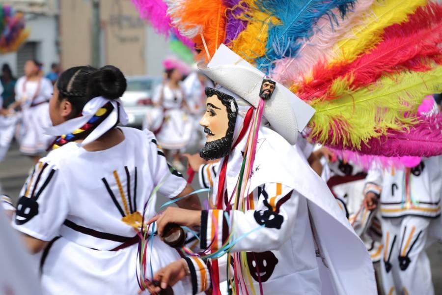 Huehues llenan de ritmo las calles de Tlaxcala 