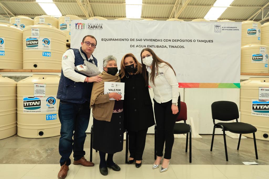 Entregó Gobernadora Lorena Cuéllar 540 tinacos en Emiliano Zapata