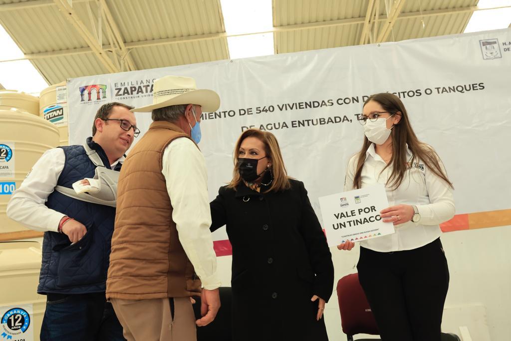 Entregó Gobernadora Lorena Cuéllar 540 tinacos en Emiliano Zapata