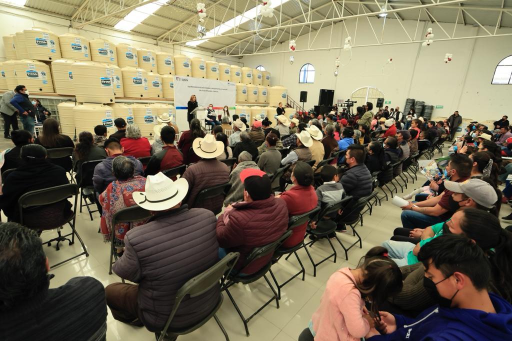 Entregó Gobernadora Lorena Cuéllar 540 tinacos en Emiliano Zapata