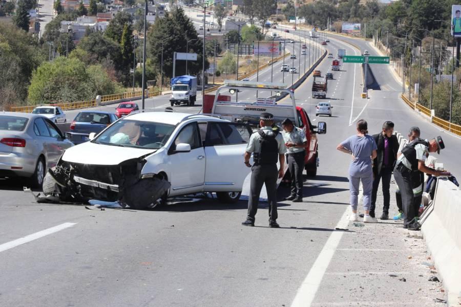 Salva la vida tres personas después de chocar su camioneta en la Atlihuetzia 