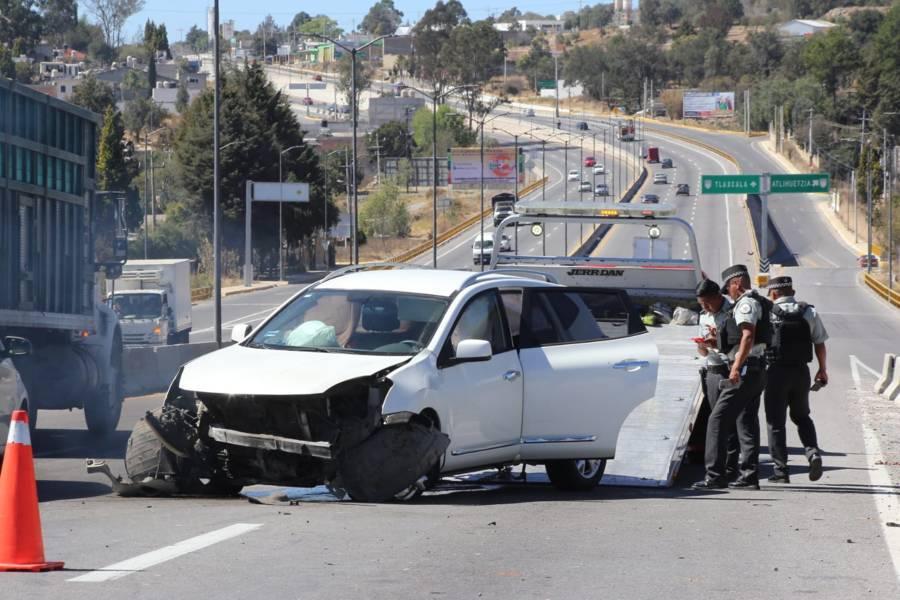 Salva la vida tres personas después de chocar su camioneta en la Atlihuetzia 
