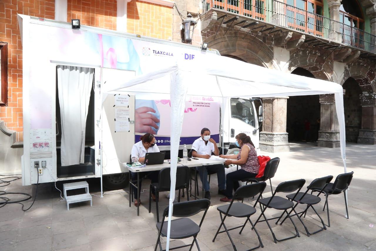 Instalan módulo de detención de cáncer de mama frente a Palacio de Gobierno