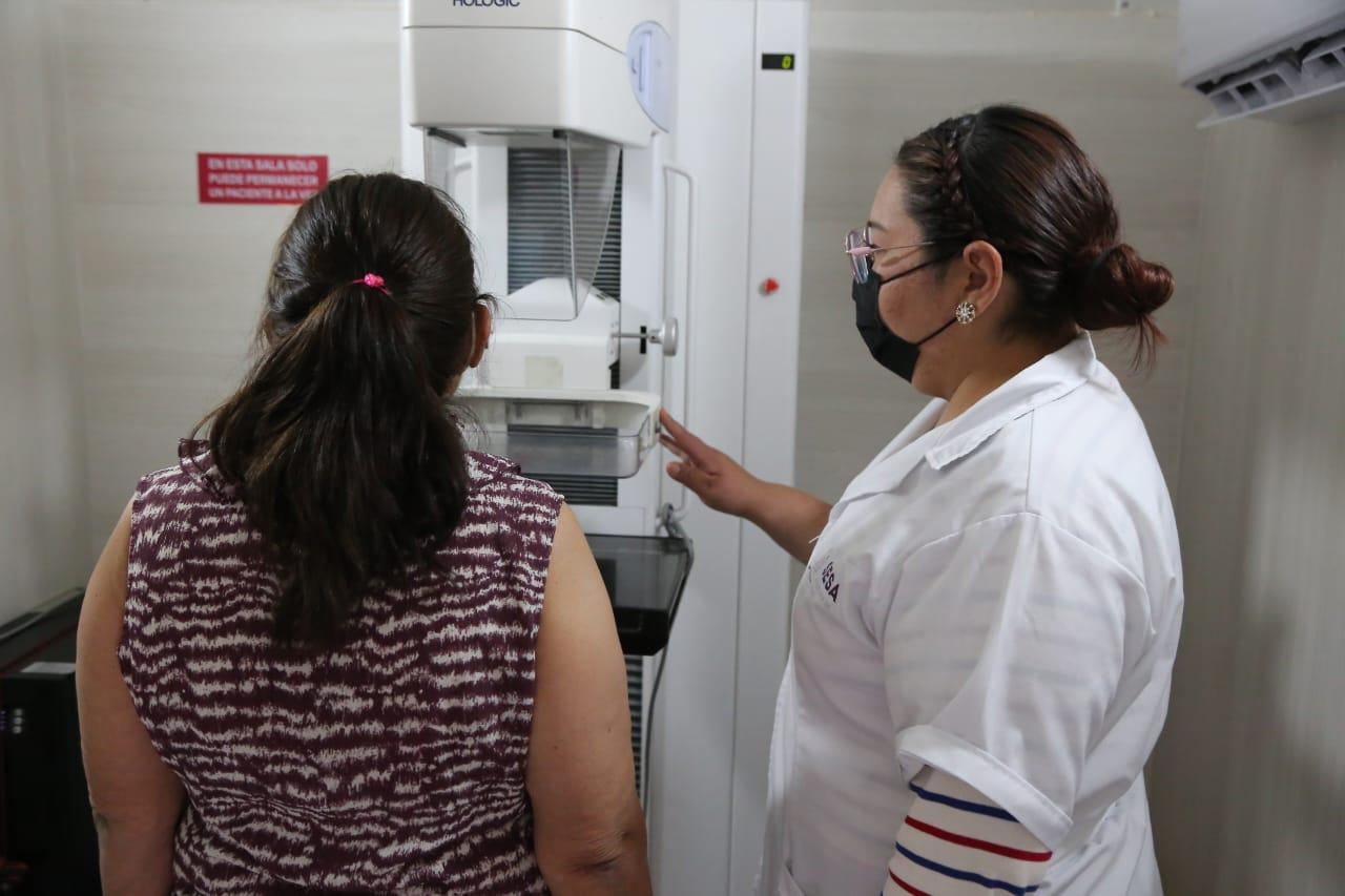 Instalan módulo de detención de cáncer de mama frente a Palacio de Gobierno