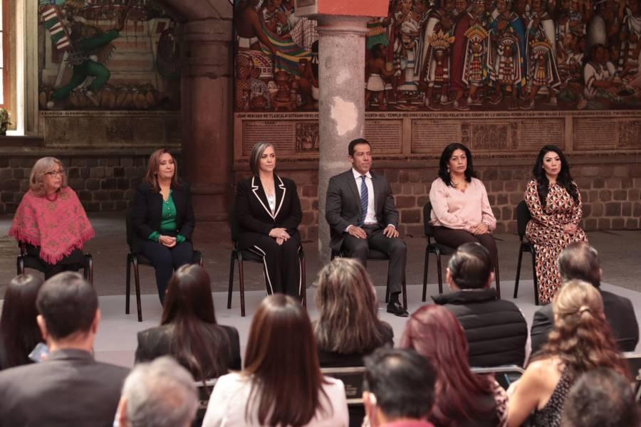 Entrega de la presea del centenario del nacimiento de "Desiderio Hernández Xochitiotzin"