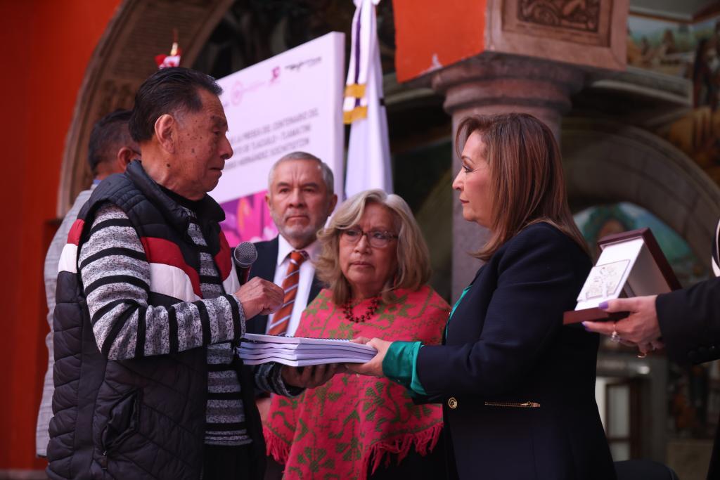 Atestiguó gobernadora entrega de “Presea del Centenario Del Nacimiento de Tlacuilo–Tlamatini”