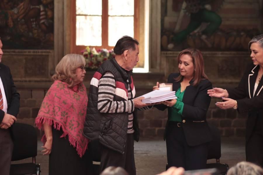 Entrega de la presea del centenario del nacimiento de "Desiderio Hernández Xochitiotzin"