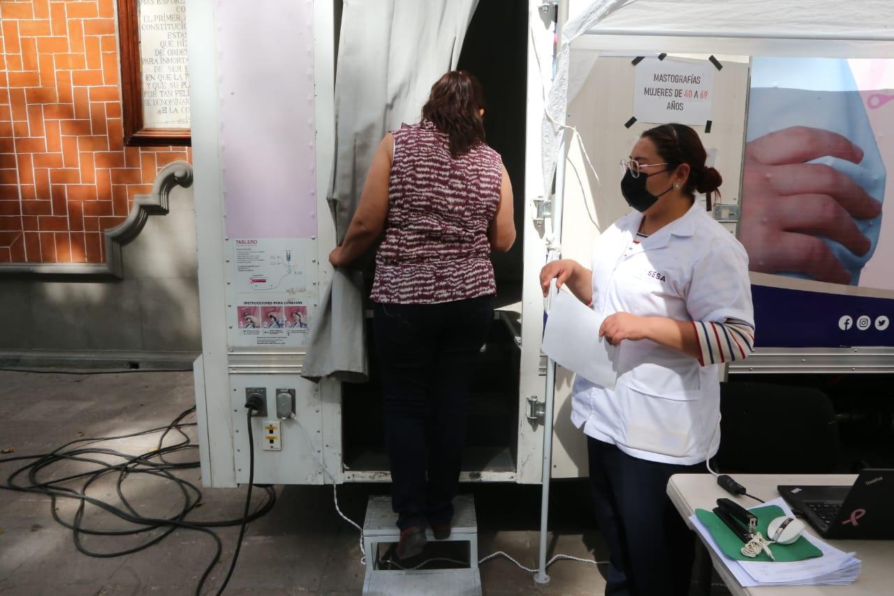 Instalan módulo de detención de cáncer de mama frente a Palacio de Gobierno