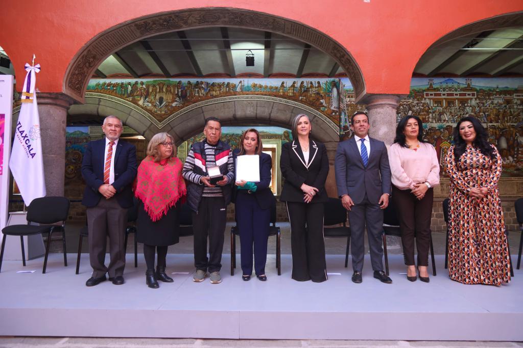 Atestiguó gobernadora entrega de “Presea del Centenario Del Nacimiento de Tlacuilo–Tlamatini”