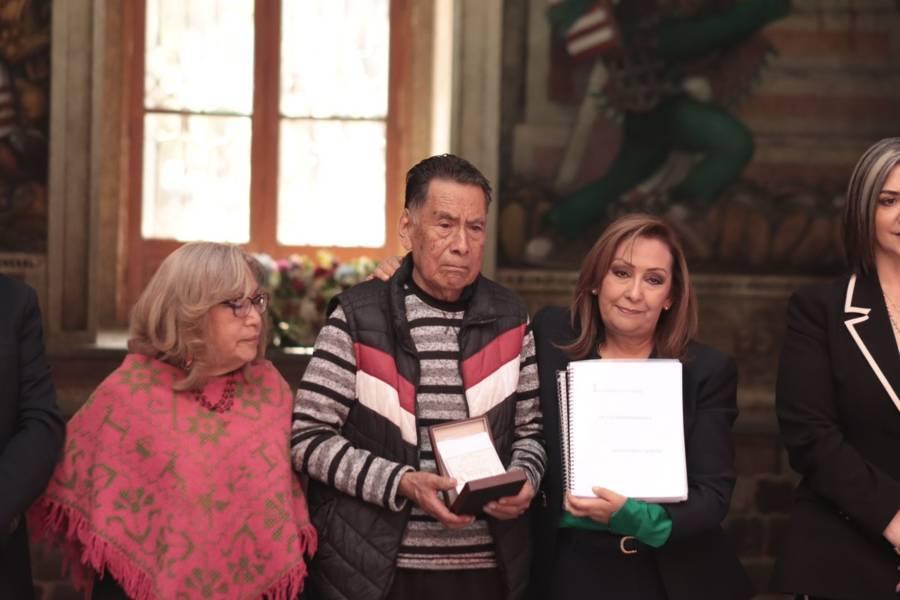Entrega de la presea del centenario del nacimiento de "Desiderio Hernández Xochitiotzin"