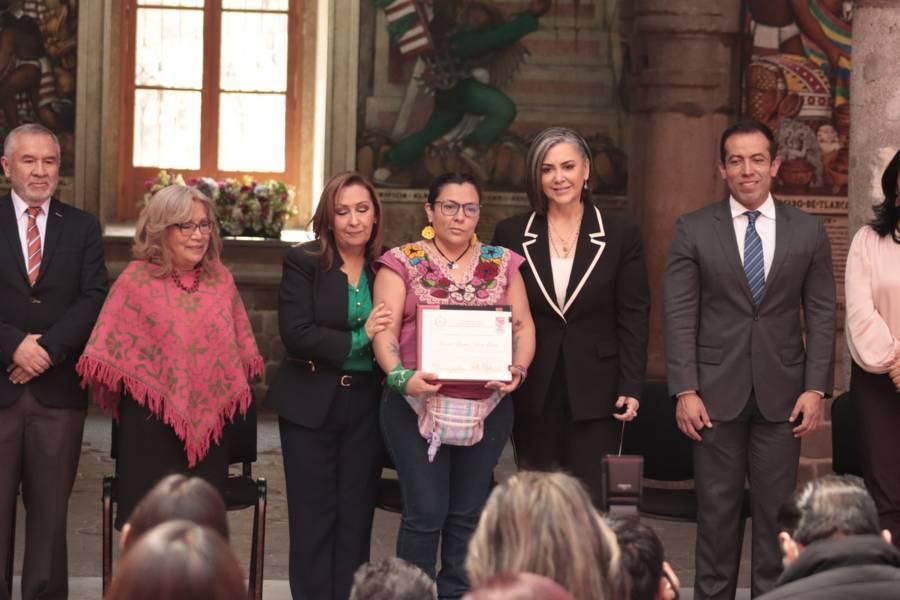 Entrega de la presea del centenario del nacimiento de "Desiderio Hernández Xochitiotzin"